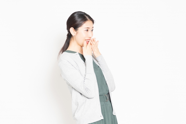 驚く女性
