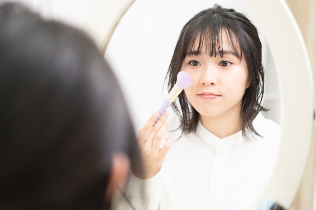 化粧する女性