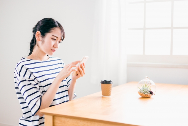 スマホを見て困る女性