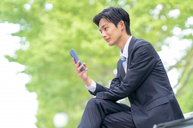 休憩中にスマホを見る男性