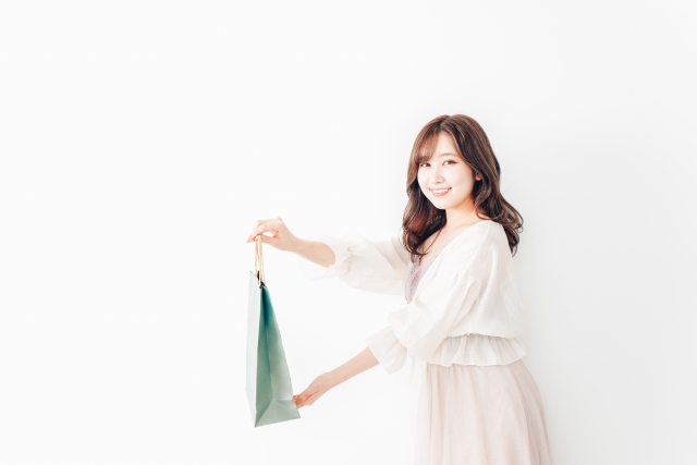 プレゼントを渡す女性