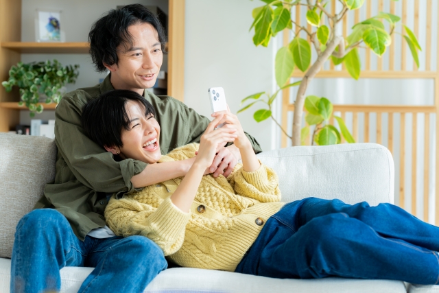 くつろぐカップル