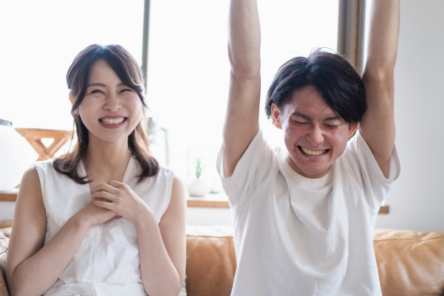 喜ぶカップル