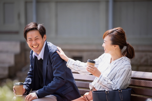談笑する男女
