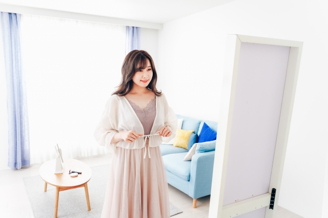 デート服に着替える女性